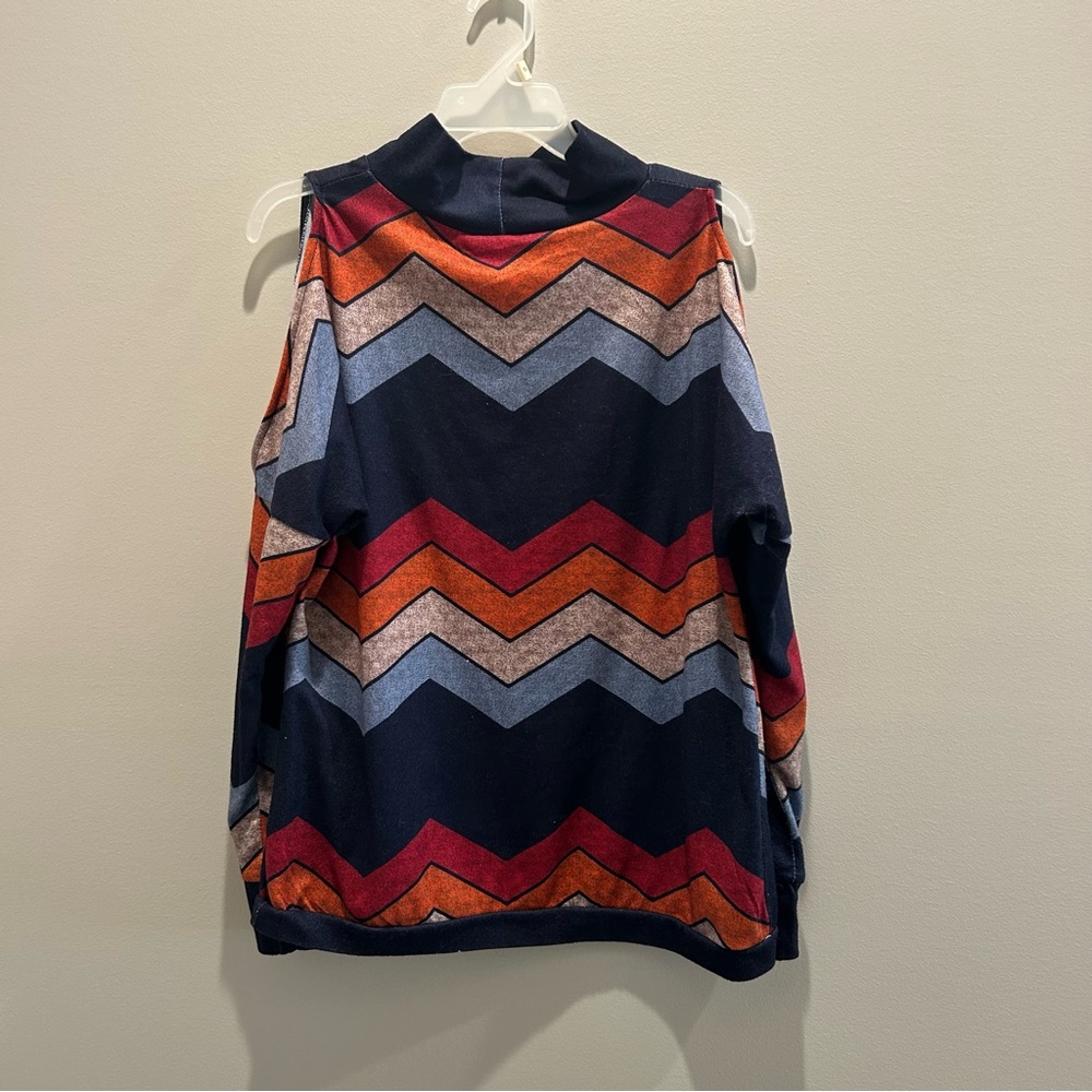 Chevron Pattern Cold Shoulder Top Size Large - Picture 5 of 6